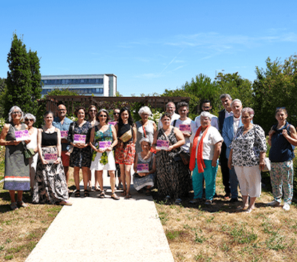 Une cérémonie de remise de prix sous le soleil